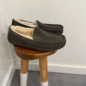 UGG men’s slippers, grey, size 8 (EU 41), rubber sole (driving moccasin)